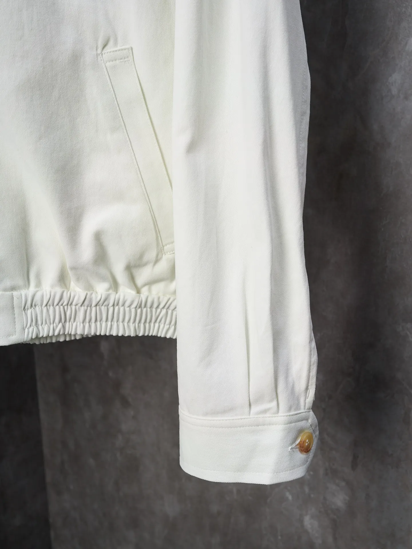 P460 Actual auction] Ralph Lauren/Ralph Lauren blue pony logo embroidered zipper jacket [Ready stock] S M L XL custom cloud velvet white twill cotton, soft and silky, comfortable and skin-friendly. Dressed in pure white, it exudes an innate elegance. The exquisite indigo pony logo is embellished. Fully recognizable. With an atmosphere of freedom and vitality, a symphony of pure and smart colors, and a neat version to reconstruct the classics. Use versatile genes to define modern relaxation. Use imported machine embroidery technology. Use advanced computer control systems and precision mechanical components to achieve iconic pony embroidery operations. High precision. Smooth and delicate lines. Template machine bag opening. Preset templates guide the position, shape and size of the bag opening. Accuracy ensures the quality of the bag opening effect. The hem is made in one go using a three-needle waist stretching machine. The special needle position and feeding mechanism of the machine are used to sew the elastic band and the fabric together in the same process. The three-needle design is more solid. Able to evenly distribute pressure to ensure tight fit between the elastic band and the fabric. Process 4: The fabrics are washed carefully and have a better hand feel. Not easy to deform, not easy to shrink, not easy to fade, and maintain long-term beauty and fit.